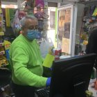 Carreño atendiendo la tienda en plena pandemia.