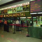 Exterior de las taquillas de los Cines Monumental el día de su inauguración.