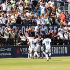 Marcos Peña en la piña de la celebración del gol del Marbella.
