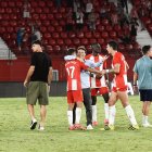 Rubi se abraza a sus jugadores tras una victoria que espanta la tormenta.