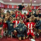 Una foto que se poco se ha visto en el último año y medio en el Almería. Celebración total en el vestuario.