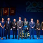 Autoridades políticas y policiales posan al finalizar el acto.