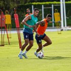 Kaiky (20 años) y Centelles (25) en el campo Anexo.