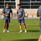 Rubi charla  con Jaume Torra, su mano derecha del cuerpo técnico, en el campo Anexo del Estadio de los Juegos Mediterráneos.