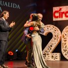 El exfutbolista del Almería José Ortiz Bernal y el actor de doblaje Claudio Serrano entregando el premio a Maigua Ojeda (Imagen: G. N. Yacuzzi).