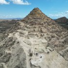 Vista general de Mojácar la Vieja con parte de las estructuras recuperadas visibles.