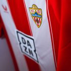 El estreno de la nueva publicidad del equipo vino con derrota en el Carlos Tartiere de Oviedo.