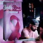 Rodrigo Gálvez, durante una de sus sesiones de tatuajes para mujeres que han sufrido cáncer de mama.