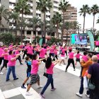 Jornada deportiva solidaria organizada por la Asociación Española Contra el Cáncer en la Plaza de las Velas de Almería.