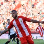 Luis Suárez vuela celebrando su gol al Burgos en el Mediterráneo.
