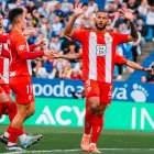Luis Suárez pidiendo perdón a la que fue su afición en Zaragoza después de marcar el 0-1 de penalti.