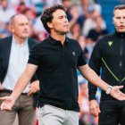 Rubi pendiente de los jugadores en la primera mitad con Víctor Fernández en segundo plano.