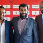 Rakan Al-Rashid, Turki Al-Sheikh y Mohamed El Assy tras el acuerdo que firmaron Kudu y el Almería en el año 2022.