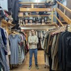 Leonardo Giménez en el interior de 'Armerías Leonardo'.