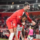 Leo Baptistao celebra con Luis Suárez, vaya pareja de delanteros de Primera que juegan en Segunda División.
