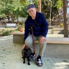 Antonio Barroso, superviviente de La Desbandá, junto a Pepe, un gato que ha adoptado como compañero.