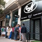 Colas antes de la inauguración de la primera tienda física de South Kids en Almería. Foto: Diego Remal.