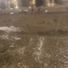 La rambla de Albox con agua la noche de viernes a su paso por el pueblo.