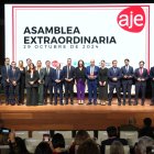 Foto de familia de la Junta Directiva entrante y saliente, junto a la alcaldesa de Almería, el presidente de la Diputación y otros representantes.