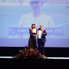 El entrenador almeriense  en la gala con el galardón obtenido.