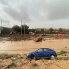 Una de las entradas a la localidad de Torrent totalmente inundada.