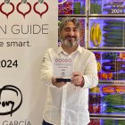 Tony García con su reconocimiento de We're Smart Green Guide.