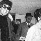 John Lennon y su esposa Cynthia, a su llegada a Londres tras su estancia en Almería. THE BEATLES BIBLE