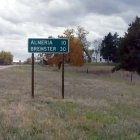 Un cartel de carretera donde se anuncia la Almería de Nebraska (EEUU).