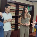El subdelegado del Gobierno, a la derecha, en una visita a la sede de Muface en Almería.