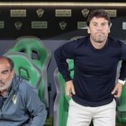 Rubi y Jaume Torras a pocos minutos de que comenzara el partido en el Martínez Valero.