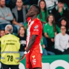 Dion Lopy hizo un partidazo en el Martínez Valero pero el gesto a la grada le costó la amarilla.