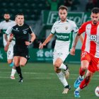 El colegiado Pérez Hernández siguiendo una jugada por banda entre Álvaro Núñez y Álex Centelles en el Martínez Valero.