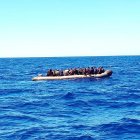 Archivo. Una patera en la costa.