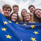 Jóvenes con la bandera de la Unión Europea.