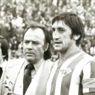 El central recién fallecido recibiendo un trofeo en su etapa como rojiblanco.