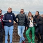 Cristobal en el centro de la imágen con los alumnos que le han nominado a los \'Goya de la Educación\', en uno de sus viajes a Turín.

