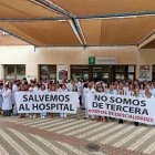 Concentración de profesionales realizada a las puertas del Hospital Universitario de Poniente.