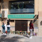 Los almerienses continúan depositando flores a las puertas del Portón de la Bahía.