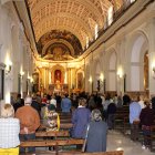 Fieles asistentes a la celebración del Miércoles de Ceniza en la iglesia de San Pedro.