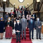 Autoridades y premiados con las banderas de Andalucía