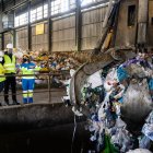 Momento de la visita del alcalde y la concejal de Sostenibilidad a las instalaciones