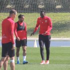 Umar Sadiq hablando con Joao Carvalho.