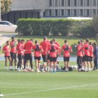 Los jugadores se toman un respiro antes de seguir entrenando.