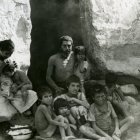 Imagen del hambre en las Cuevas del barranco de Almería en 1943 (Foto: Hemeroteca de Diputación).