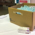 Un envase con dosis de AstraZeneca en el Palacio.