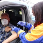 La enfermera inoculando la vacuna a José Cano, de Serón.