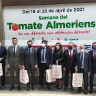 Personalidades políticas y organizadores de la Semana del Tomate Almeriense.