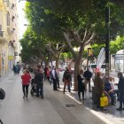 Colas en el Paseo de Almería para la compra solidaria de tomates.