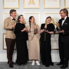 Peter Spears, Frances McDormand, Chloe Zhao, Mollye Asher y Dan Janvey con sus premios Óscar.