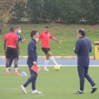 Rubi y Torras hablando mientras el equipo inicia el calentamiento.